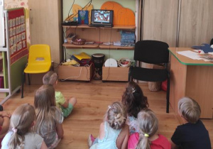 Dzieci oglądają film "Bolek i Lolek w Hiszpanii"